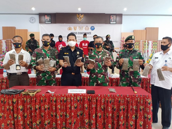 SATGAS YONIF MR 413 KOSTRAD BERSAMA BEA CUKAI JAYAPURA GELAR PRESS CONFERENCE