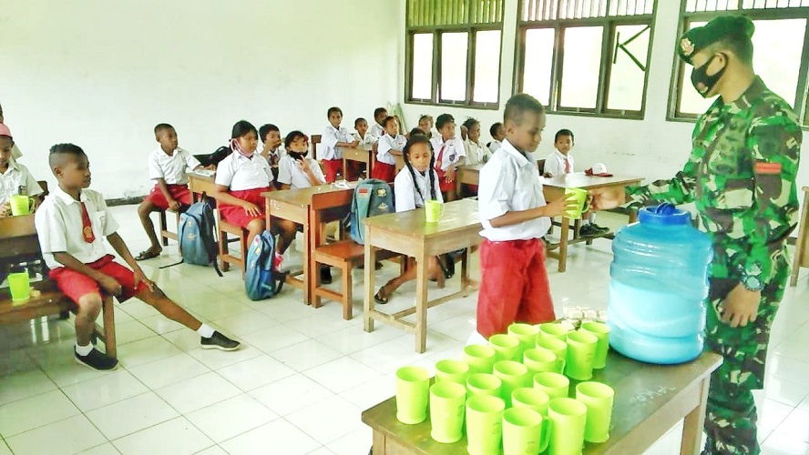 SEHAT DAN CERDAS, SATGAS YONIF MR 413 KOSTRAD AJAK SISWA SD MAHANAIM MINUM SUSU