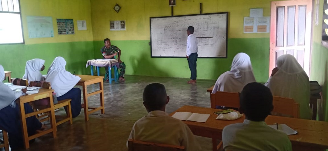 Satgas Yonarmed 9 Kostrad Ajarkan Ilmu Baca Tulis Al-Quran di MTs Waisakai