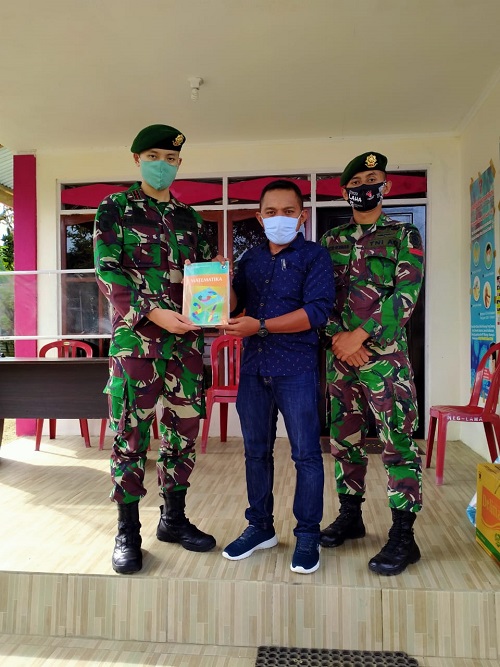 Satgas Yonarmed 9 Kostrad Berikan Bantuan Buku kepada Perpustakaan Negeri Laha