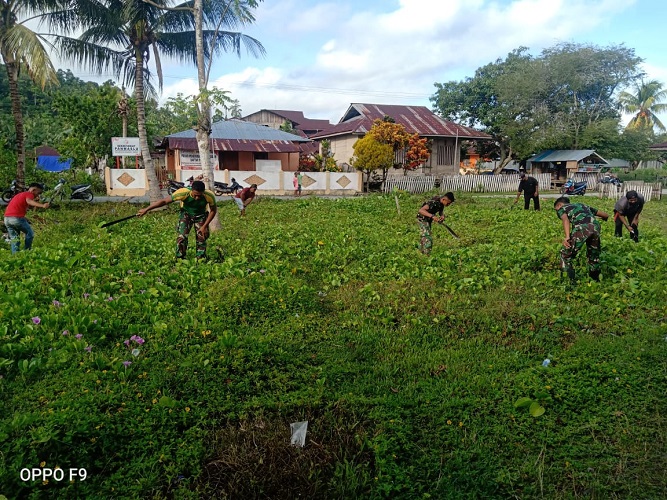 Satgas Yonarmed 9 Kostrad Laksanakan Karya Bakti di Pasar Desa Dofa