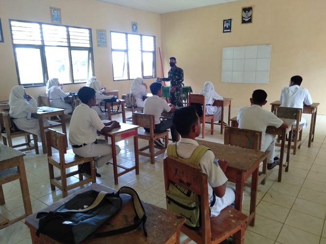 Satgas Yonarmed 9 Kostrad Laksanakan Pengenalan Tentang Kedisiplinan SMA Negeri 1 Taliabu Utara