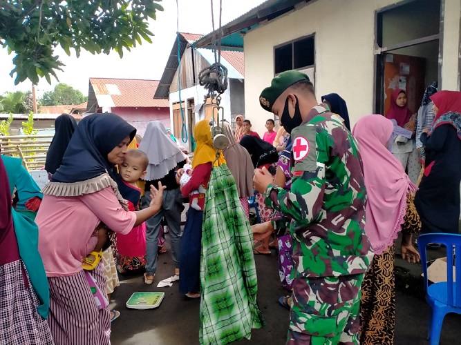 Satgas Yonarmed 9 Kostrad Membantu Puskesmas dalam Kegiatan Posyandu di Desa Mamuya