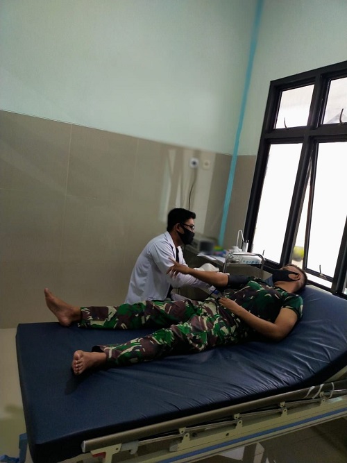 Satgas Yonarmed 9 Kostrad Memberikan Donor Darah kepada Warga Desa Soagimalaha