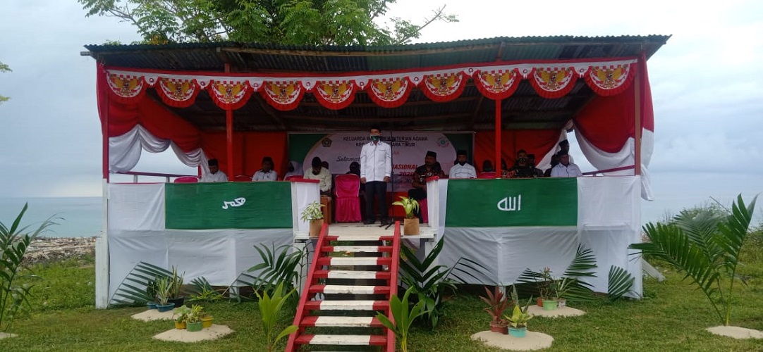 Satgas Yonarmed Menghadiri Upacara HUT Santri Nasional di Kantor Kecamatan Mangoli