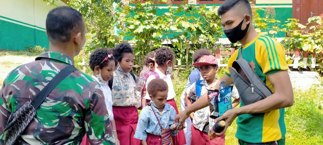Selesai Membersihkan Lingkungan Sekolah, Satgas Yonif MR 413 Kostrad Bagikan Siswa Gula-gula
