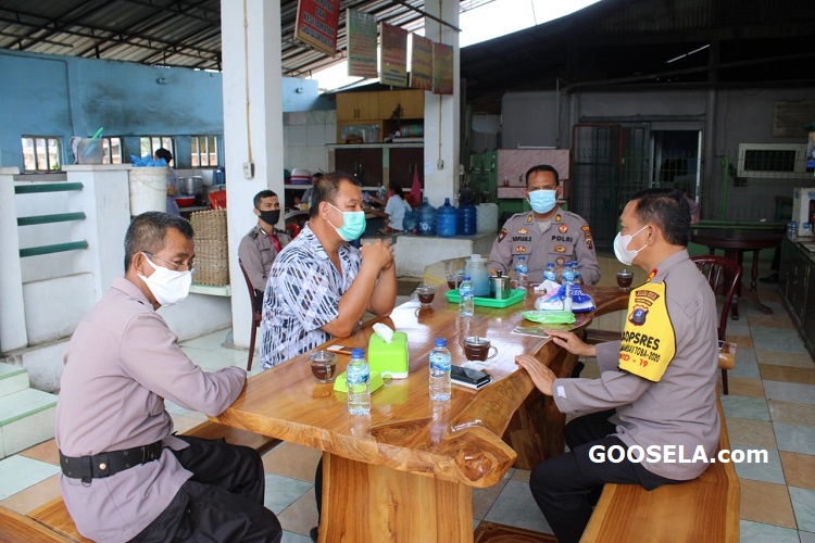 Sosialisasi UU Cipta Kerja, Kapolres Sergai Menyambangi Pengusaha Ikan Asap