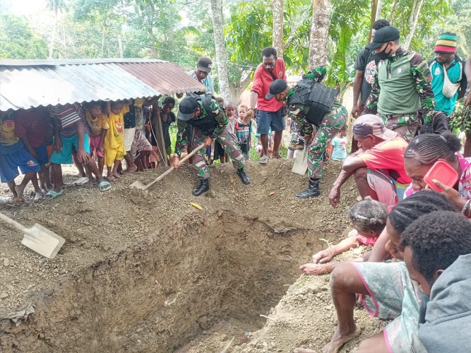 TURUT BERPARTISIPASI, SATGAS YONIF RAIDER 100/PS POS KALILAPAR MEMBANTU PEMAKAMAN WARGA KALILAPAR 1