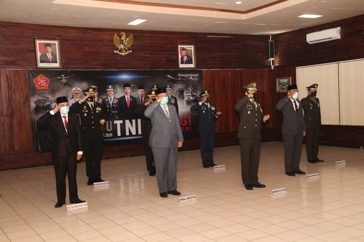 UPACARA HUT TNI KE-75 DISELENGGARAKAN SECARA VIRTUAL DI MAKODIM 0612/TASIKMALAYA