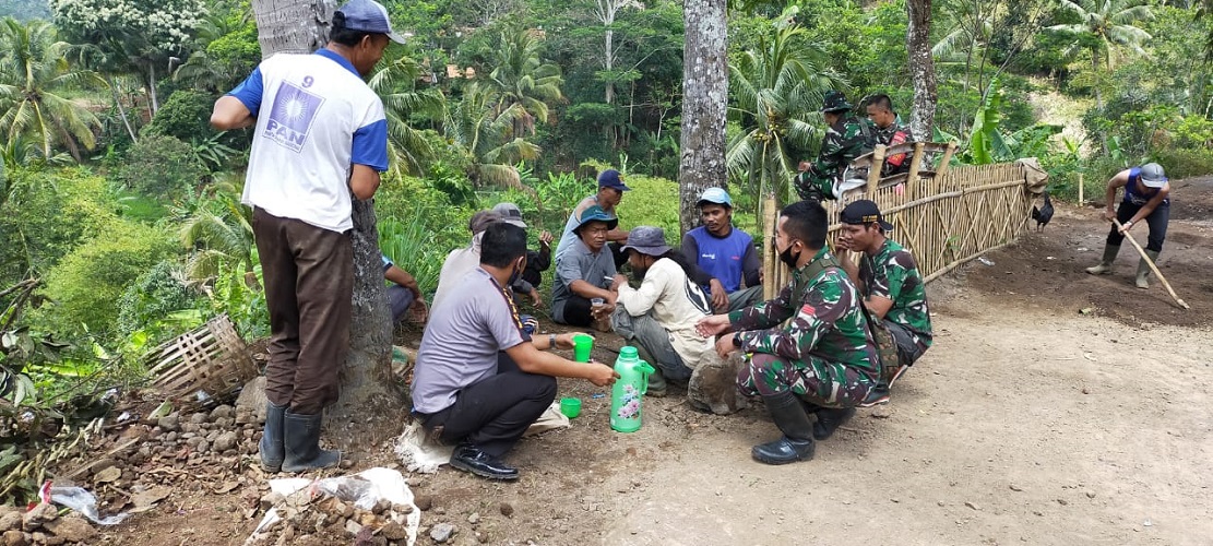 Warga Masyarakat Desa Mekarsari Apresiasi Sinergitas Satgas TMMD ke-109 Kodim 0612 Tasikmalaya