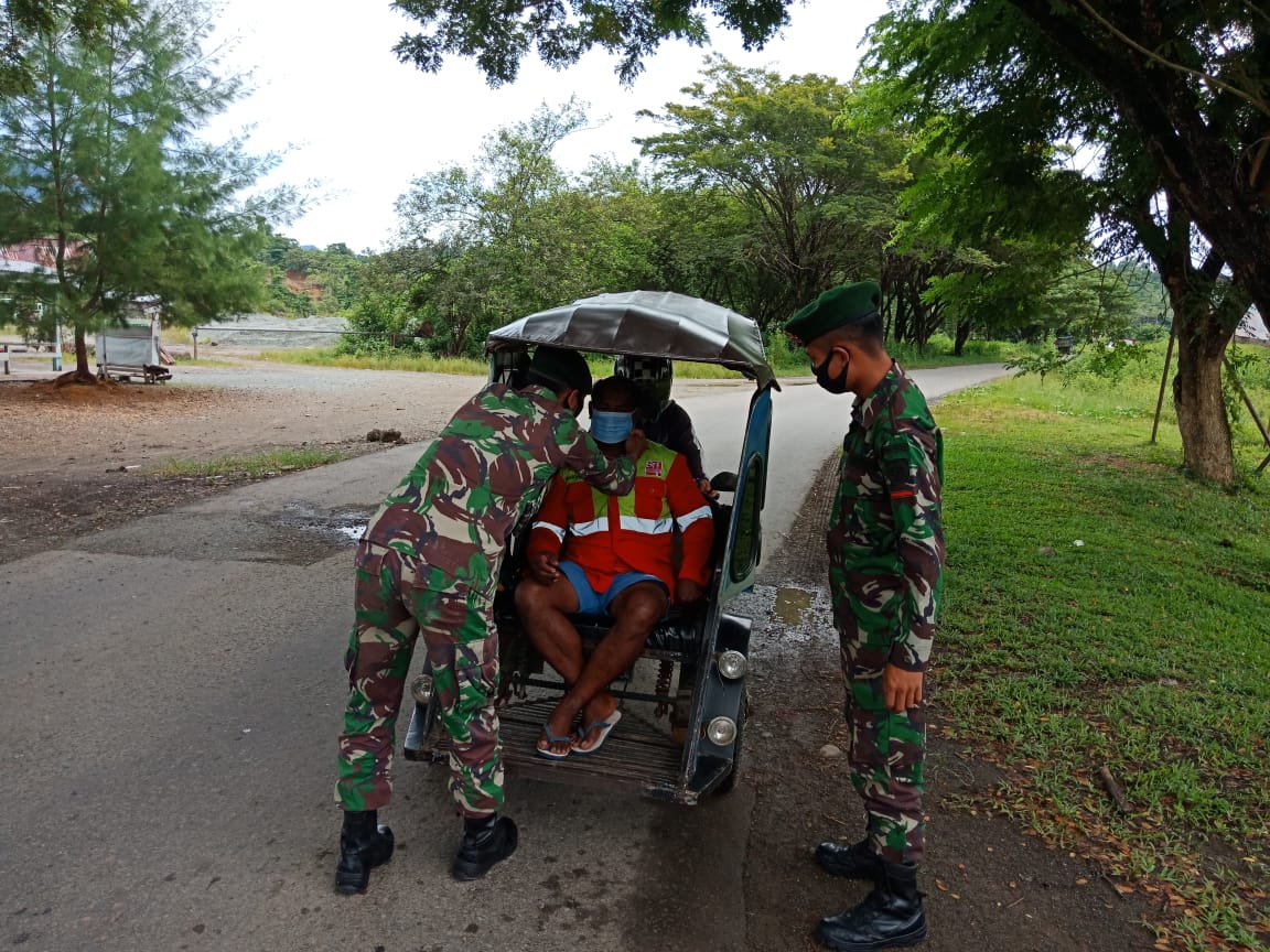 Satgas Yonarmed 9 Melakukan Penertiban Penggunaan Masker di Desa Geltoli