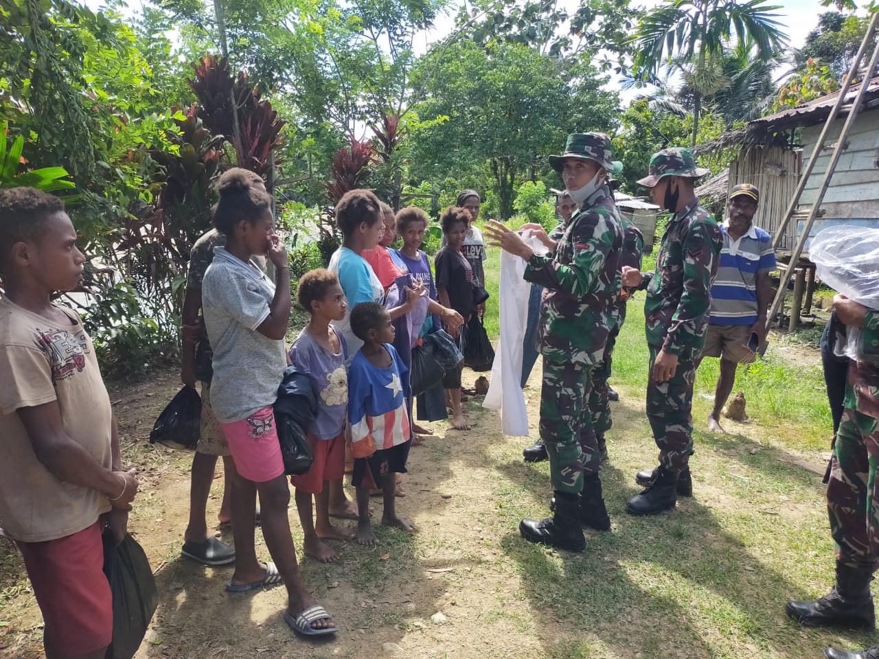 Pos Ubrub Satgas Pamtas Yonif 312/KH Membagikan Sembako dan Pakaian Layak Pakai kepada Warga di Perbatasan