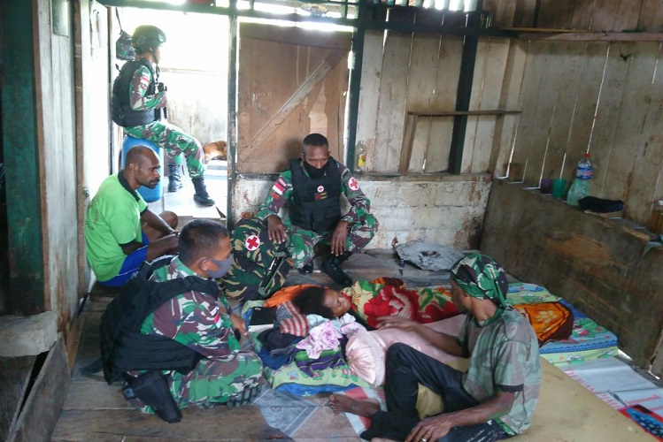 Wujud Kepedulian Satgas Pamtas Yonif 312/KH, Mengunjungi Warga yang Terbaring Sakit di Perbatasan