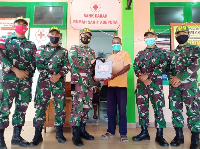 Setiap Saat Siap Bergerak, Satgas Yonif MR 413 Kostrad Menyumbangkan Darah untuk Ibu Hamil