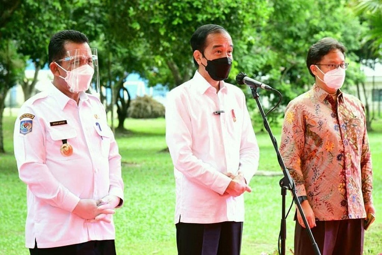 Pangdam I/BB Mendampingi Presiden RI Tinjau Vaksinasi Massal di Kepri