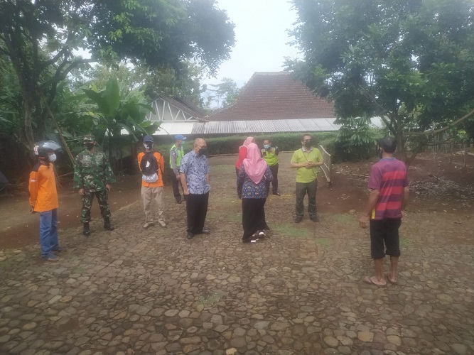 Anggota Babinsa Selalu Mendampingi Petugas Kesehatan dalam Setiap Laksanakan Tracing