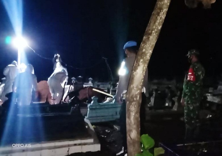 Babinsa Bersama Bhabinkamtibmas dan Perangkat Desa Dampingi Pemakaman Pasien Covid-19