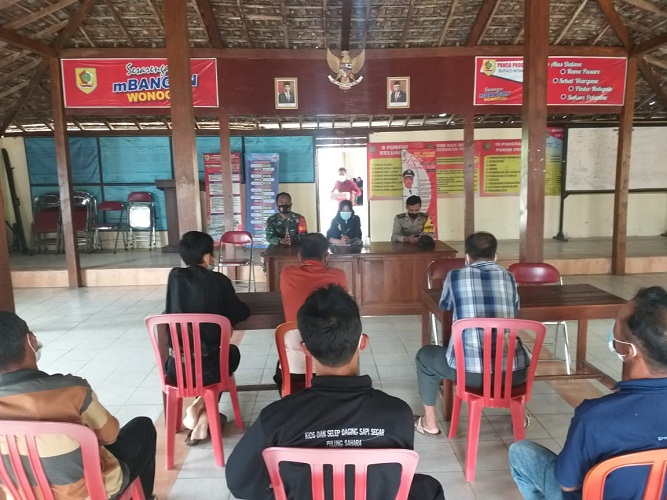 Babinsa Beserta Satgas PPKM Mikro Desa Sukorejo Memberikan Sosialisasi kepada Warga yang Akan Menggelar Hajatan