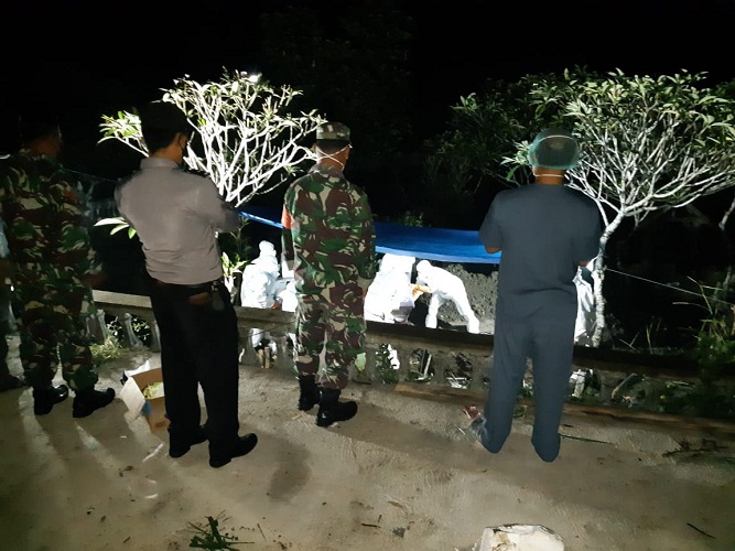 Babinsa Mengawal Pemakaman Secara Protokol Covid-19 Warga Guwo