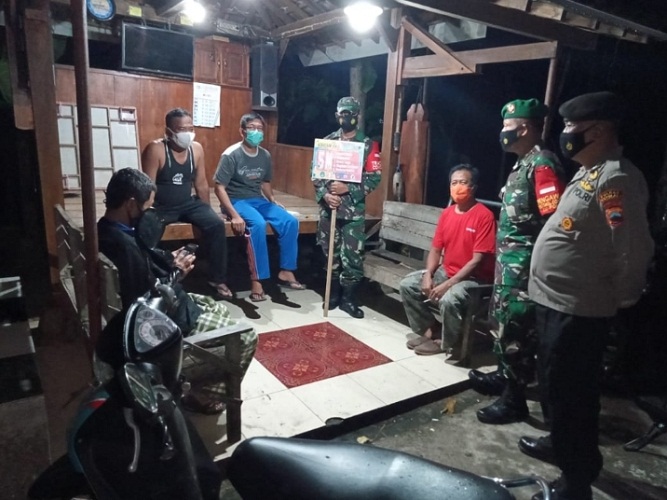 Babinsa Paksa Warga untuk Terapkan Prokes Walau Malam Hari