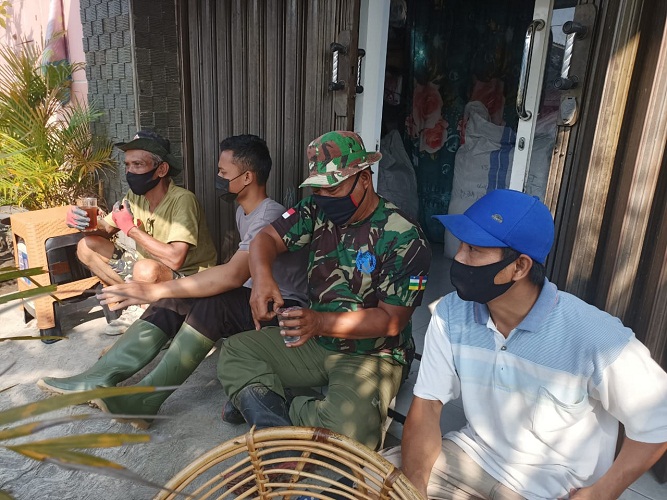 Begini Cara Pelepas Lelah Anggota Satgas TMMD Bersama Warga