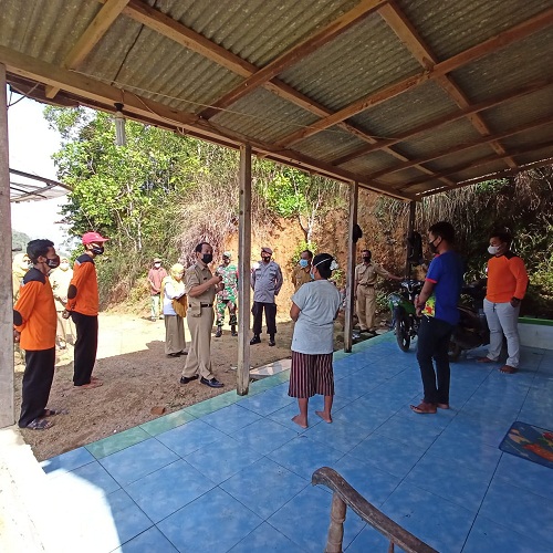 Berikan Keamanan, Babinsa dan Bhabinkamtibmas Dampingi Tenaga Medis Laksanakan Tracing