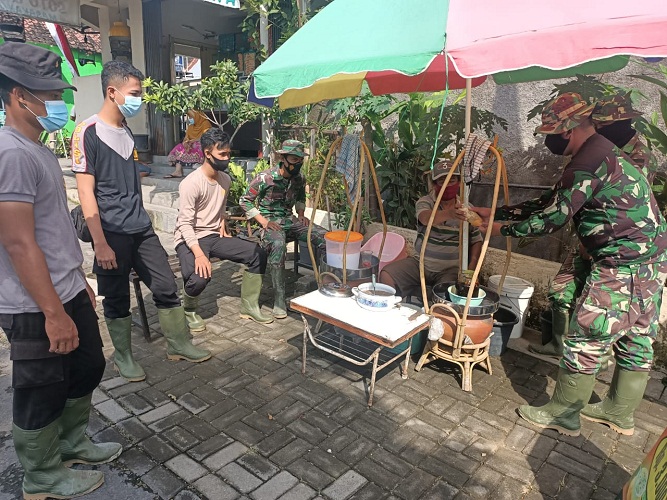 Pedagang Es Dawet Mencoba Mengais Rezeki di Lokasi TMMD Reguler Kodim Surakarta