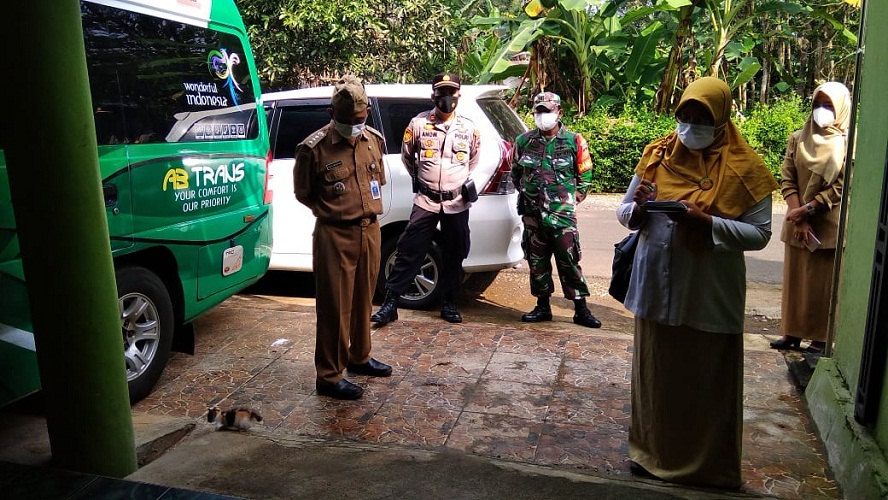 Danramil Bersama Kapolsek Ngadirojo Mendampingi Tenaga Medis Tracking kepada Warga