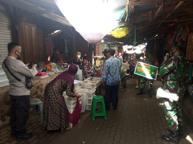 Danramil dan Kapolsek Slogohimo Telusuri Pasar, Berikan Himbauan Prokes
