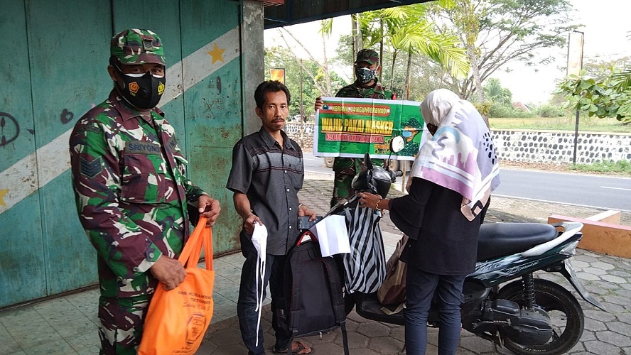 Gelar Gakplin Prokes, Babinsa Memberikan Himbauan dan Bagikan Masker kepada Warga