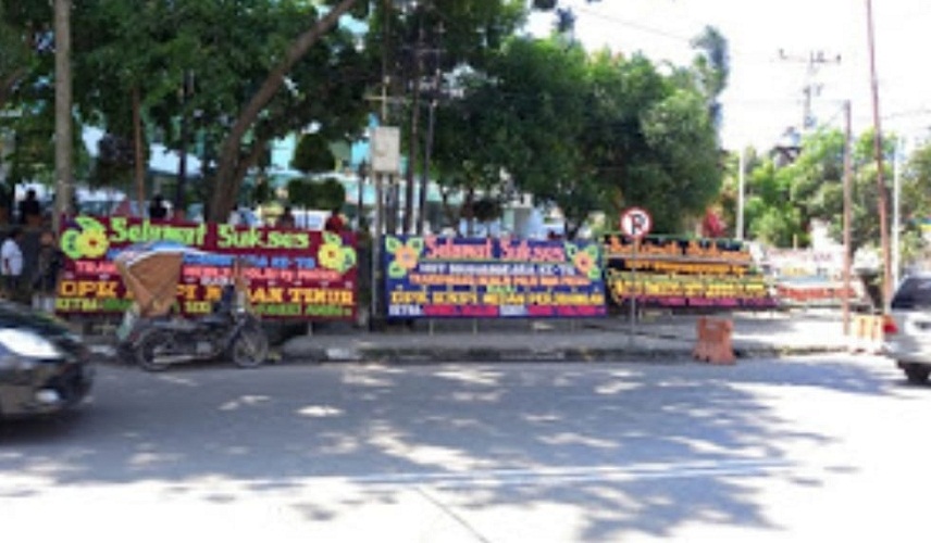 Jelang HUT ke-75 Bhayangkara, Polsek Medan Timur Kebanjiran Papan Bunga di Kawasan Mapolsek Medan Timur