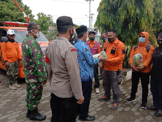Ketua MMR Sekaligus Babinsa Menyerahkan Bantuan Bagi Warga Bendungan Simo