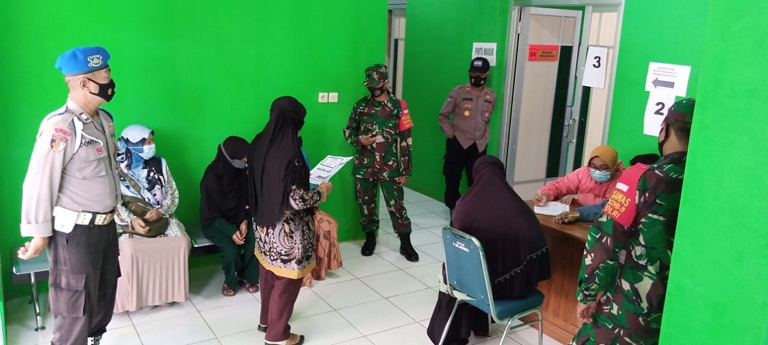 Koramil dan Polsek Jatiroto Mendampingi Petugas Kesehatan Laksnakan Vaksinasi Terhadap Lansia