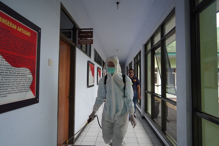 Lindungi Keluarga Besarnya, Kantor Korem 071/Wijayakusuma Disemprot Disinfektan