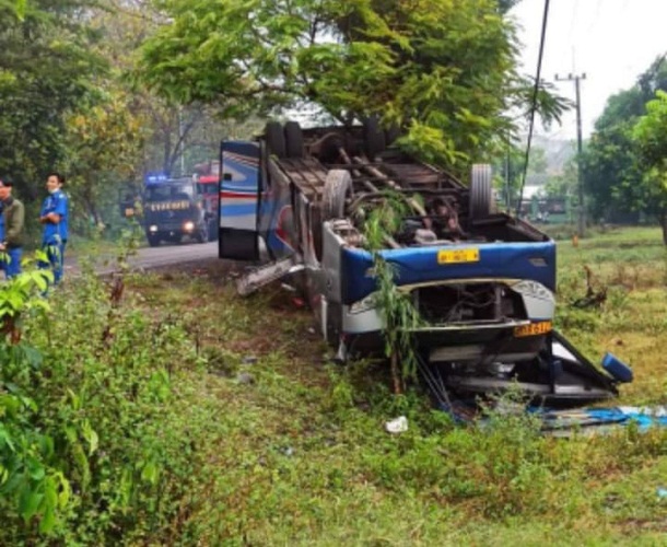 Mendahului Tanpa Haluan, Hantam Tronton Dua Bus Terguling.