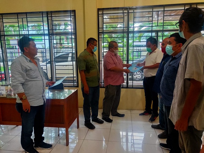 PWI Sumut Menyerahkan Kartu dan Sertifikat UKW Angkatan 31-34