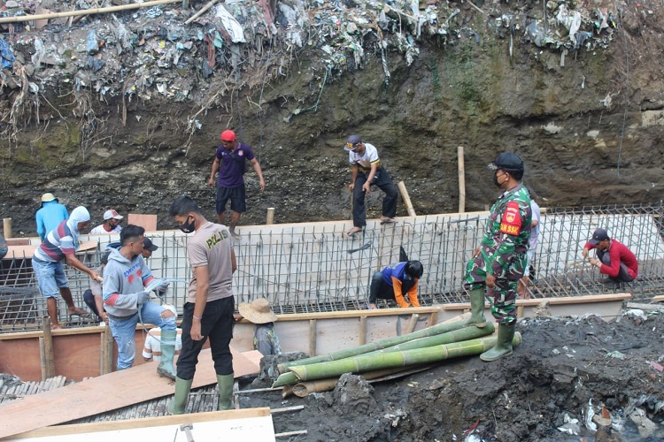 Pastikan Hasil Memuaskan, Komandan SSK Satgas TMMD Rutin Cek ke Lokasi Sasaran