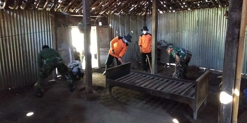 Peduli Terhadap Sesama, Danramil 11/Manyaran Pimpin Anggota Bersama Warga Membersihkan Rumah Lansia