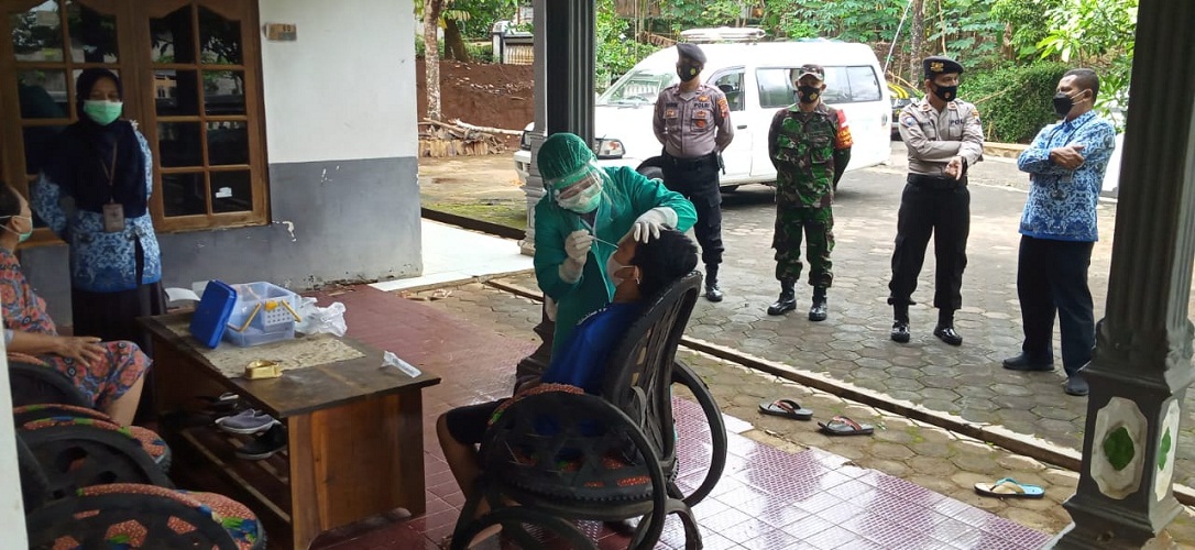 Peltu Suyata Pimpin Anggota Dampingi Petugas Kesehatan Laksanakan Tracing