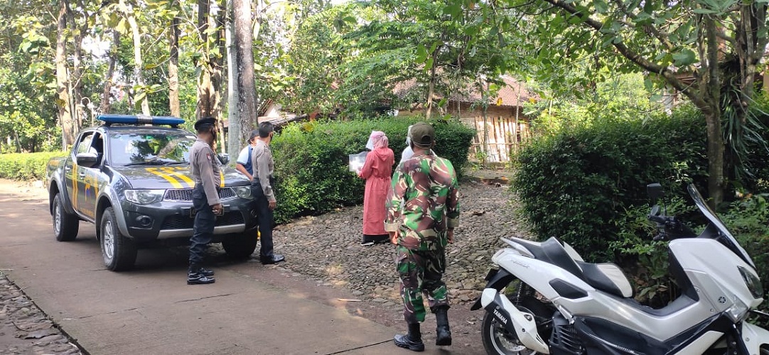 Putus Penyebaran Covid-19, Anggota Koramil 14/Jatisrono Terus Memberikan Pendampingan kepada Petugas Kesehatan Laksanakan Tracing