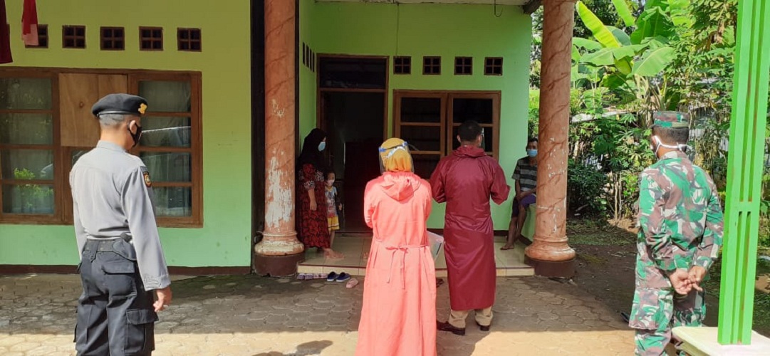Putus Penyebaran Covid-19, Babinsa Koramil 14/Jatisrono dan Personil Polsek Bersama Tim Kesehatan Tracing Terhadap Warga
