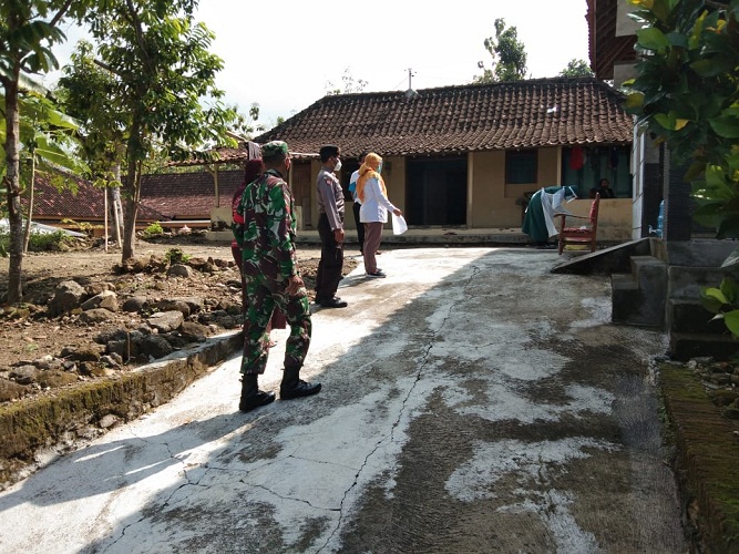 Putus Rantai Penyebaran Covid-19 di Wilayah Binaan, Koptu Dwiyanto Mendampingi Petugas Kesehatan Tracing dan Swab Test