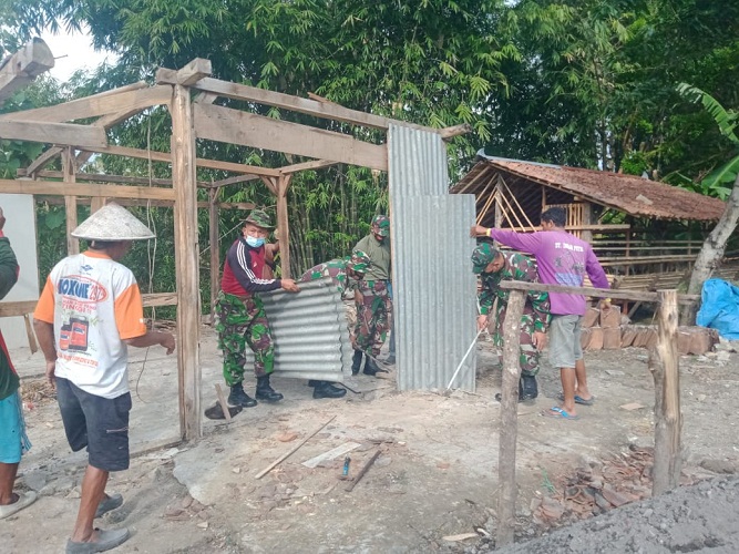 Rawat Kemanunggalan TNI-Rakyat, Koramil 12/Eromoko Gotong-Royong Rehab Rumah Warga