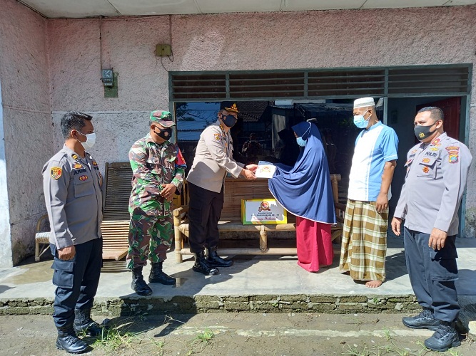 Sambut HUT Bhayangkara ke-75, Kapoldasu Memberikan Tali Asih kepada Anggota Babinsa Serda Sugianto Sakit Gagal Ginjal