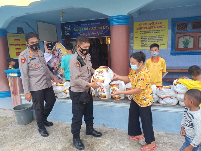 Sambut HUT Bhayangkara ke-75, Polsek Medan Helvetia Bagi - Bagi Sembako kepada yang Berhak Menerimanya