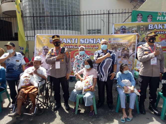 Sambut HUT Bhayangkara ke-75, Polsek Medan Timur Bagikan Sembako kepada Penyandang Disabilitas