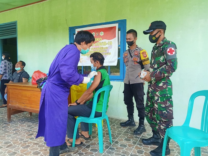 Sinergritas Beserta Babinkamtibmas dan Anggota Satgas Yonif 144/JY Dampingi Vaksin COVID-19 di Puskesmas Perbatasan