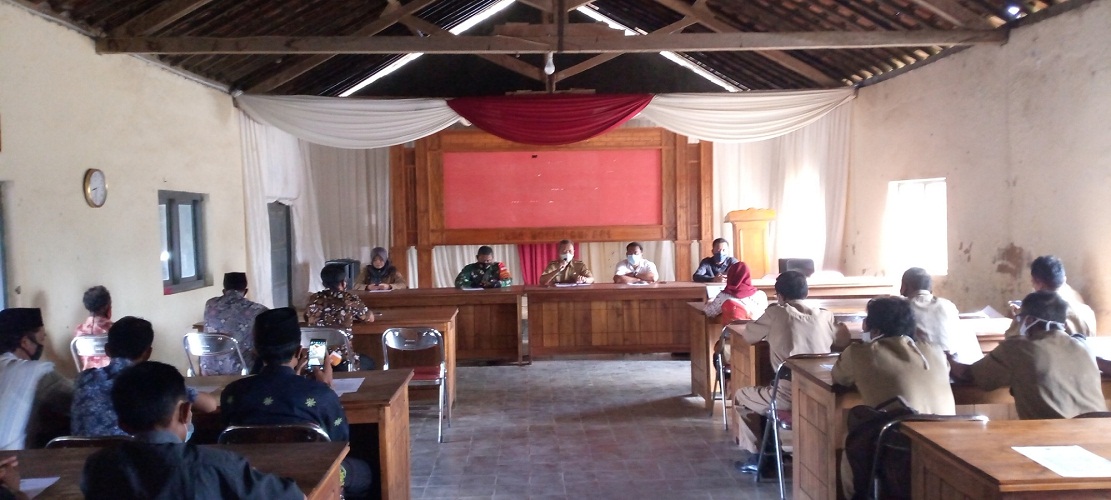 Sosialisasikan Surat Edaran Bupati Terbaru, Forkopincam Karangtengah Turun ke Desa-Desa
