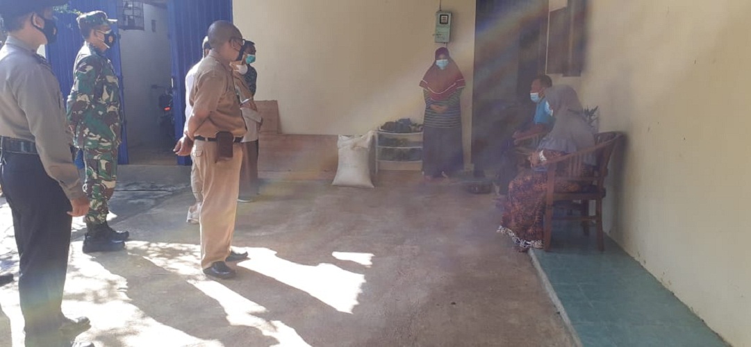 TNI-Polri Kecamatan Jatisrono Mendampingi Tim Kesehatan Tracing Keluarga Positif Covid-19