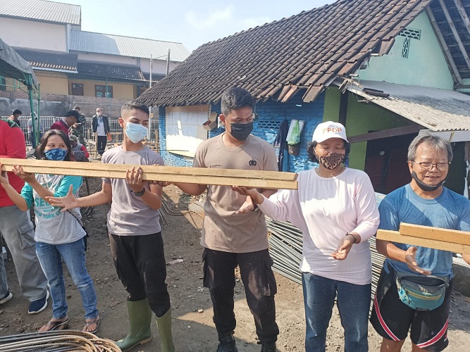 Tak Mau Kalah, Ibu-ibu Turut Membaur Bersama Anggota Satgas Selesaikan Sasaran TMMD